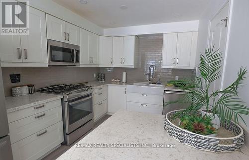 10 Banington Crescent, Brampton, ON - Indoor Photo Showing Kitchen