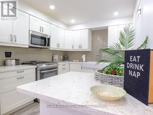 10 Banington Crescent, Brampton, ON - Indoor Photo Showing Kitchen