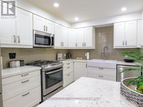 10 Banington Crescent, Brampton, ON - Indoor Photo Showing Kitchen