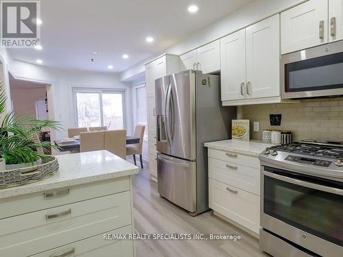 10 Banington Crescent, Brampton, ON - Indoor Photo Showing Kitchen