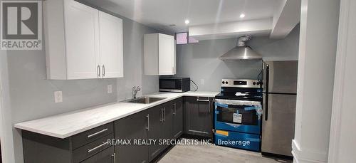 10 Banington Crescent, Brampton, ON - Indoor Photo Showing Kitchen