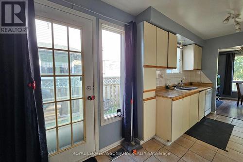 1553 Norwill Crescent, Oshawa (Samac), ON - Indoor Photo Showing Kitchen With Double Sink