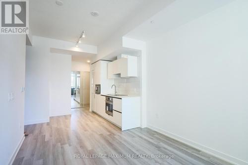 720 - 234 Simcoe Street, Toronto (Kensington-Chinatown), ON - Indoor Photo Showing Kitchen