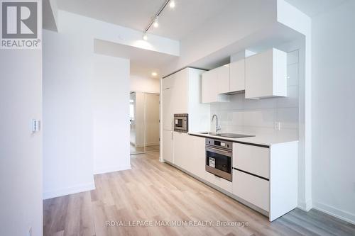 720 - 234 Simcoe Street, Toronto (Kensington-Chinatown), ON - Indoor Photo Showing Kitchen