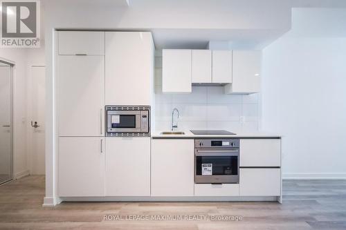 720 - 234 Simcoe Street, Toronto (Kensington-Chinatown), ON - Indoor Photo Showing Kitchen