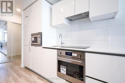 720 - 234 Simcoe Street, Toronto (Kensington-Chinatown), ON - Indoor Photo Showing Kitchen