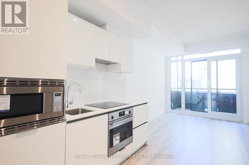 720 - 234 Simcoe Street, Toronto (Kensington-Chinatown), ON - Indoor Photo Showing Kitchen With Upgraded Kitchen