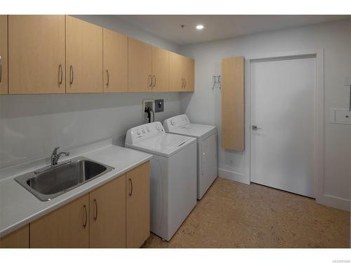 509-5332 Sayward Hill Cres, Saanich, BC - Indoor Photo Showing Laundry Room