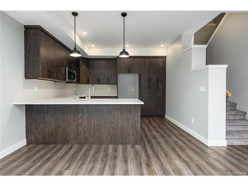 B-990 1St St, Courtenay, BC - Indoor Photo Showing Kitchen