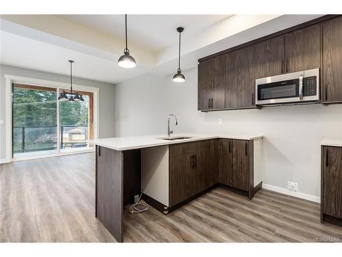 B-990 1St St, Courtenay, BC - Indoor Photo Showing Kitchen