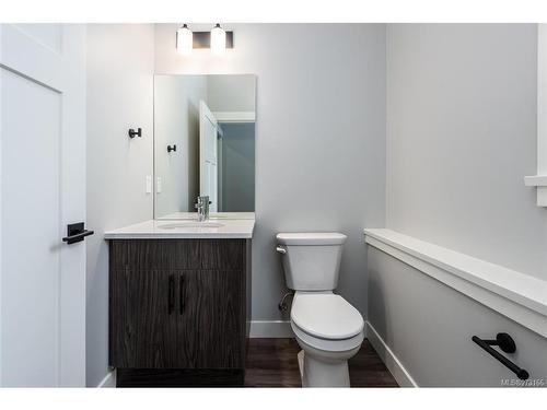 B-990 1St St, Courtenay, BC - Indoor Photo Showing Bathroom