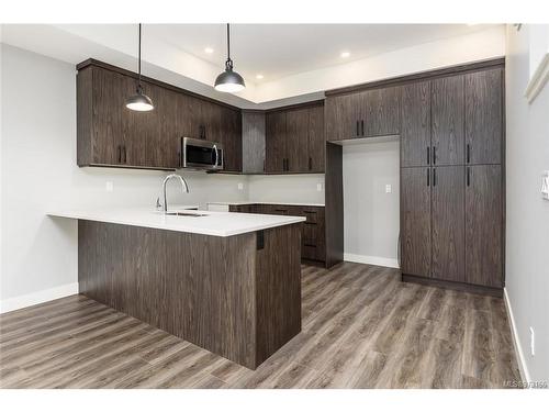 B-990 1St St, Courtenay, BC - Indoor Photo Showing Kitchen