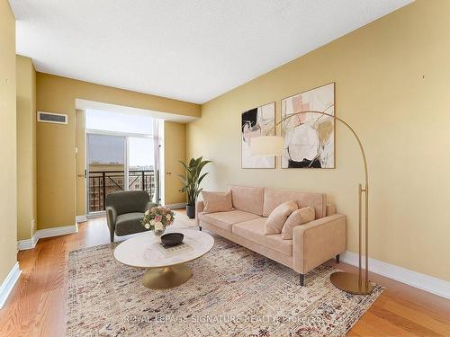 1506-1101 Leslie St, Toronto, ON - Indoor Photo Showing Living Room