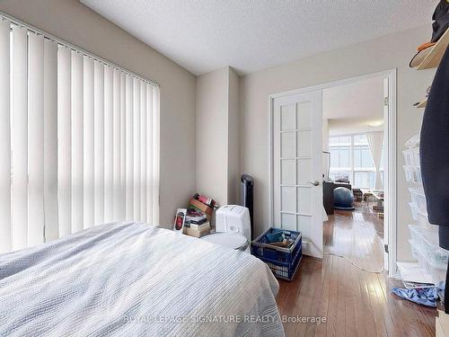 1415-7 Carlton St, Toronto, ON - Indoor Photo Showing Bedroom