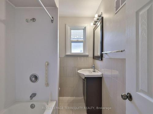 13 Bardwell Cres, Toronto, ON - Indoor Photo Showing Bathroom