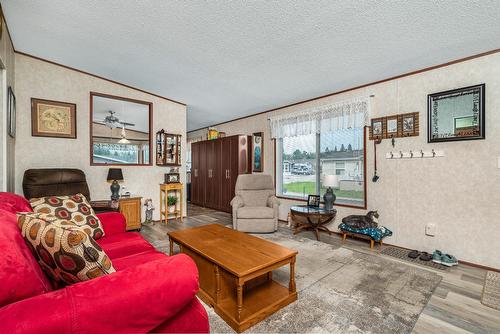 77-12560 Westside Road, Vernon, BC - Indoor Photo Showing Living Room