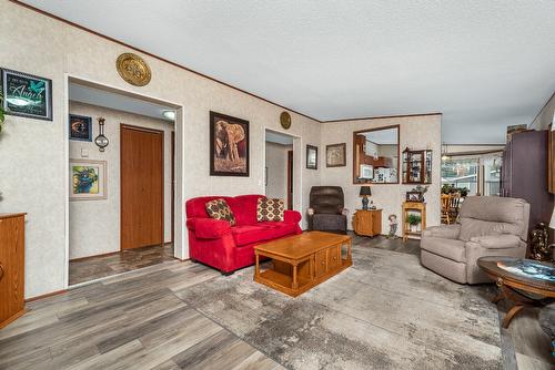 77-12560 Westside Road, Vernon, BC - Indoor Photo Showing Living Room