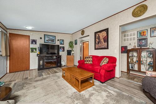 77-12560 Westside Road, Vernon, BC - Indoor Photo Showing Living Room