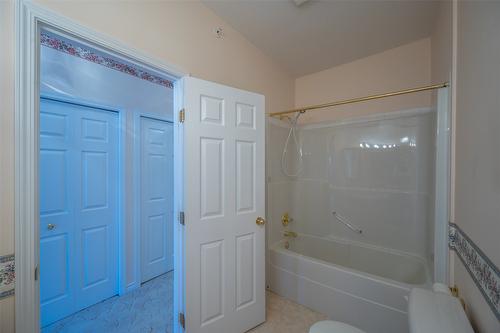 804-2245 Atkinson Street, Penticton, BC - Indoor Photo Showing Bathroom