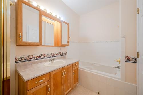 804-2245 Atkinson Street, Penticton, BC - Indoor Photo Showing Bathroom