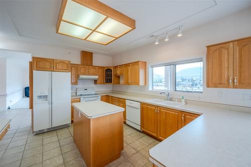 804-2245 Atkinson Street, Penticton, BC - Indoor Photo Showing Kitchen