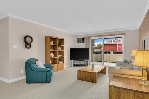 100-2477 Ingram Road, West Kelowna, BC - Indoor Photo Showing Living Room