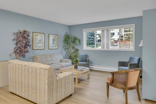 100-2477 Ingram Road, West Kelowna, BC - Indoor Photo Showing Living Room