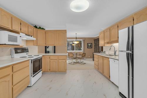 100-2477 Ingram Road, West Kelowna, BC - Indoor Photo Showing Kitchen