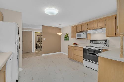 100-2477 Ingram Road, West Kelowna, BC - Indoor Photo Showing Kitchen