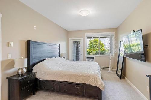 106-3735 Casorso Road, Kelowna, BC - Indoor Photo Showing Bedroom