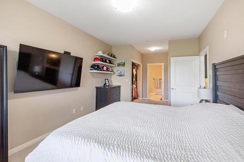 106-3735 Casorso Road, Kelowna, BC - Indoor Photo Showing Bedroom