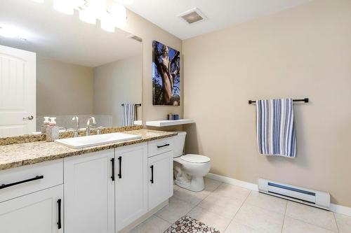 106-3735 Casorso Road, Kelowna, BC - Indoor Photo Showing Bathroom