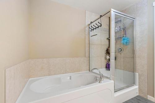 106-3735 Casorso Road, Kelowna, BC - Indoor Photo Showing Bathroom