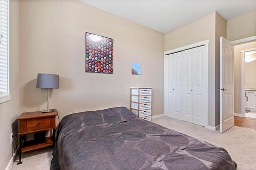 106-3735 Casorso Road, Kelowna, BC - Indoor Photo Showing Bedroom