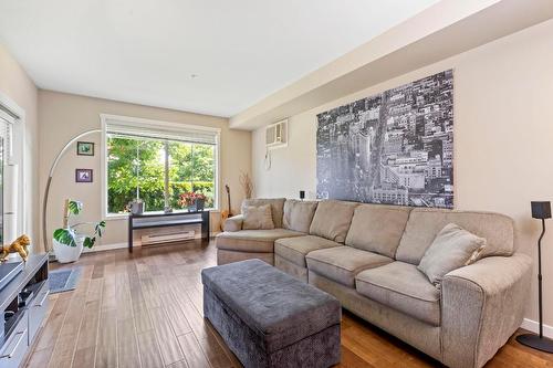 106-3735 Casorso Road, Kelowna, BC - Indoor Photo Showing Living Room