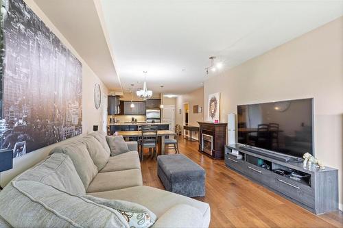 106-3735 Casorso Road, Kelowna, BC - Indoor Photo Showing Living Room