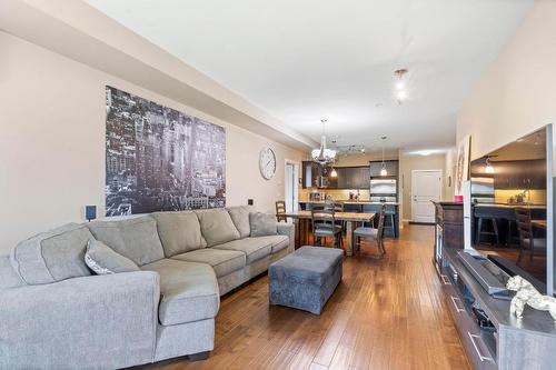 106-3735 Casorso Road, Kelowna, BC - Indoor Photo Showing Living Room