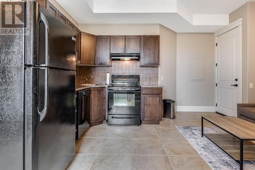 734 Kuipers Crescent, Kelowna, BC - Indoor Photo Showing Kitchen