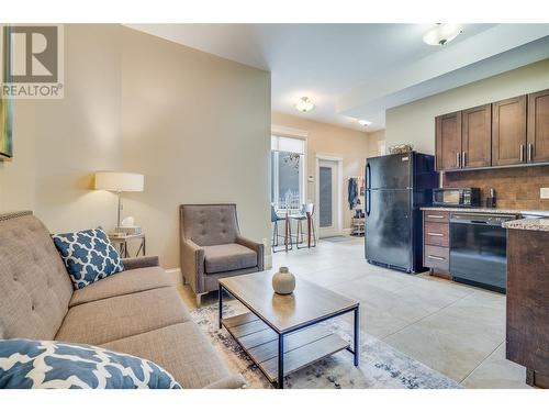 734 Kuipers Crescent, Kelowna, BC - Indoor Photo Showing Living Room