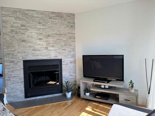 Living room - 14 Allée Dominic, Les Îles-De-La-Madeleine, QC - Indoor Photo Showing Living Room With Fireplace