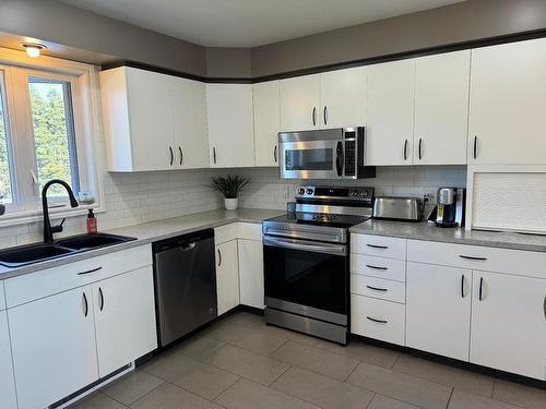 Kitchen - 14 Allée Dominic, Les Îles-De-La-Madeleine, QC - Indoor Photo Showing Kitchen With Double Sink