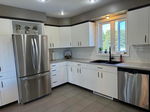 Kitchen - 14 Allée Dominic, Les Îles-De-La-Madeleine, QC - Indoor Photo Showing Kitchen With Double Sink