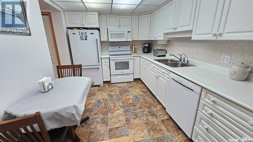 107 230 Lister Kaye Crescent, Swift Current, SK - Indoor Photo Showing Kitchen With Double Sink