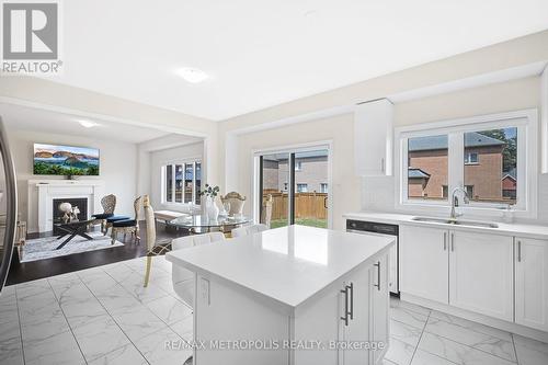 15 Douglas Kemp Crescent, Clarington (Bowmanville), ON - Indoor Photo Showing Kitchen