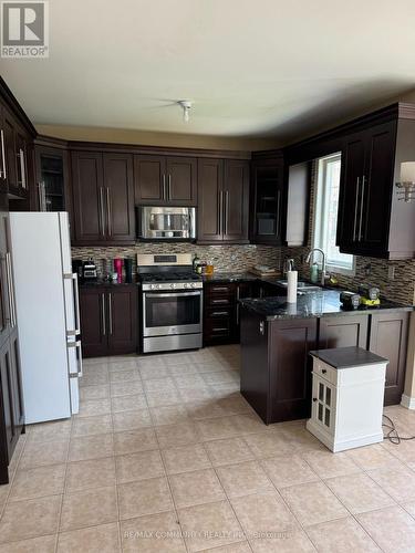 Main - 19 Lewis Honey Drive, Aurora, ON - Indoor Photo Showing Kitchen