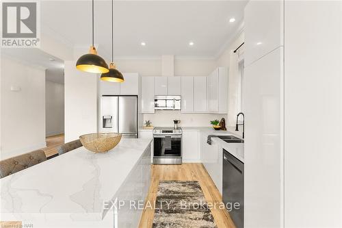 39 Alicia Crescent, Niagara Falls, ON - Indoor Photo Showing Kitchen With Double Sink With Upgraded Kitchen