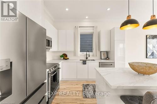 39 Alicia Crescent, Niagara Falls, ON - Indoor Photo Showing Kitchen With Upgraded Kitchen