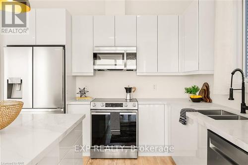 39 Alicia Crescent, Niagara Falls, ON - Indoor Photo Showing Kitchen With Double Sink With Upgraded Kitchen