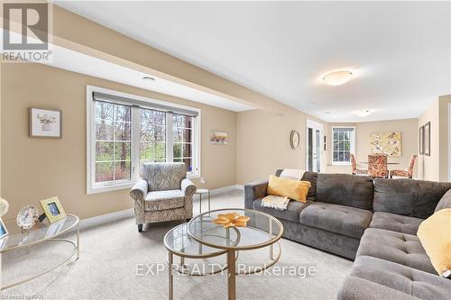 43 - 3232 Montrose Road, Niagara Falls, ON - Indoor Photo Showing Living Room