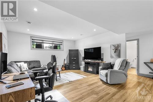 336 Limoges Road, Limoges, ON - Indoor Photo Showing Living Room